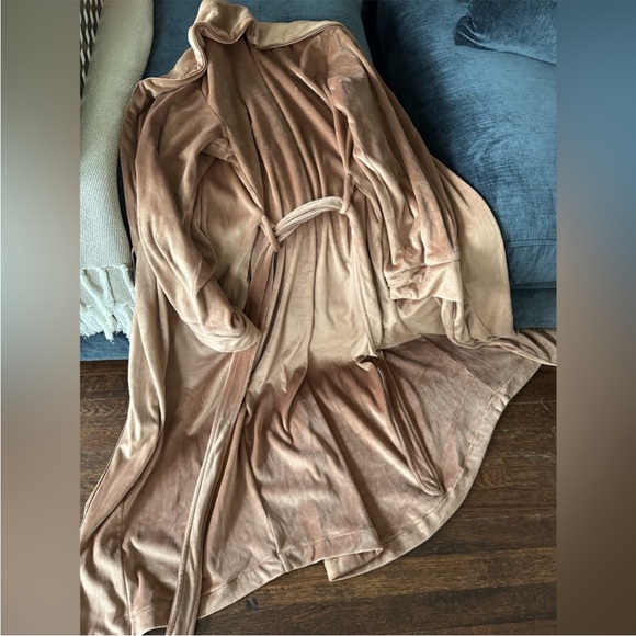 Tan Lounge Set with Robe - Picture 2 of 5